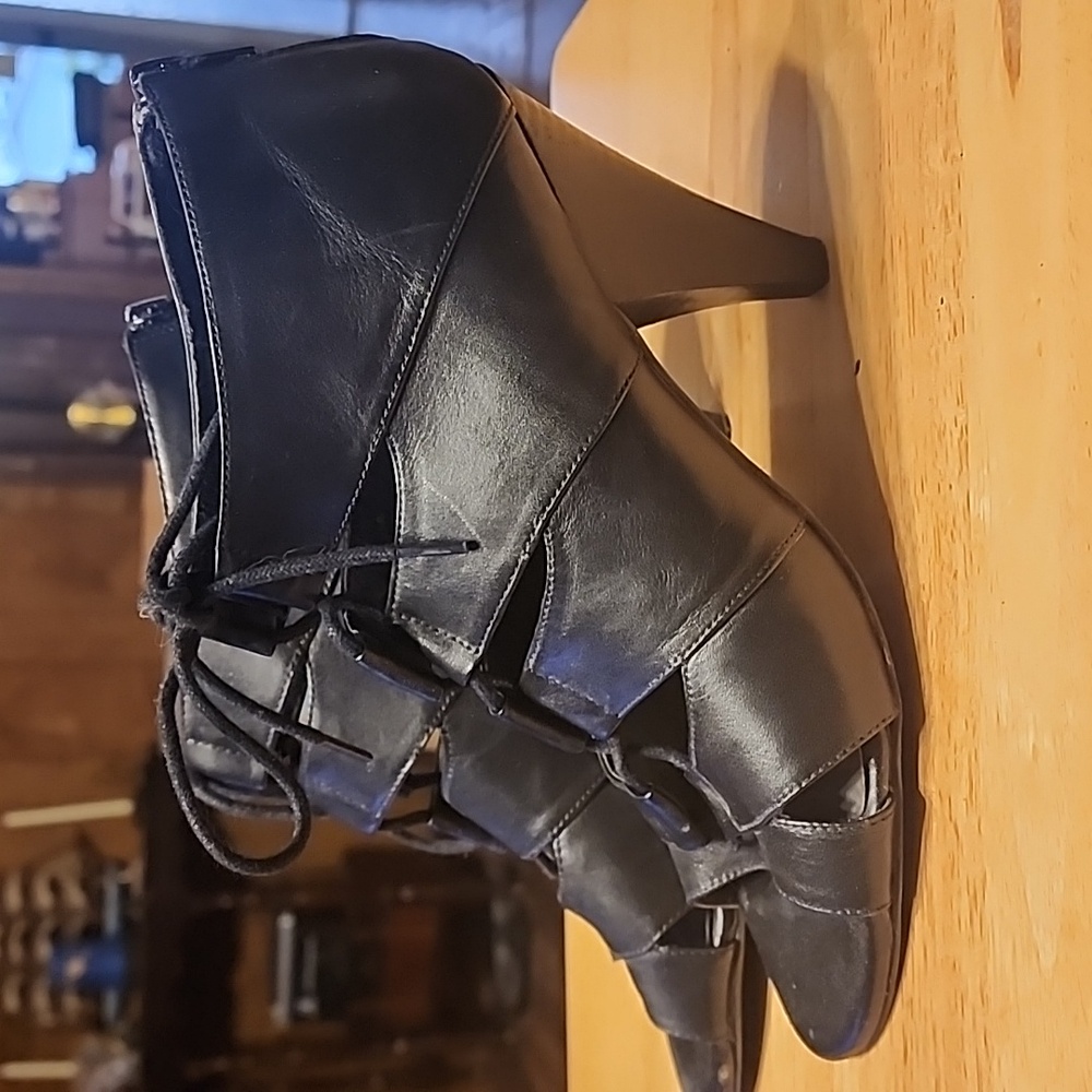 ✨5/$8✨ REBA MCENTIRE Shoes S5 - Picture 2 of 13